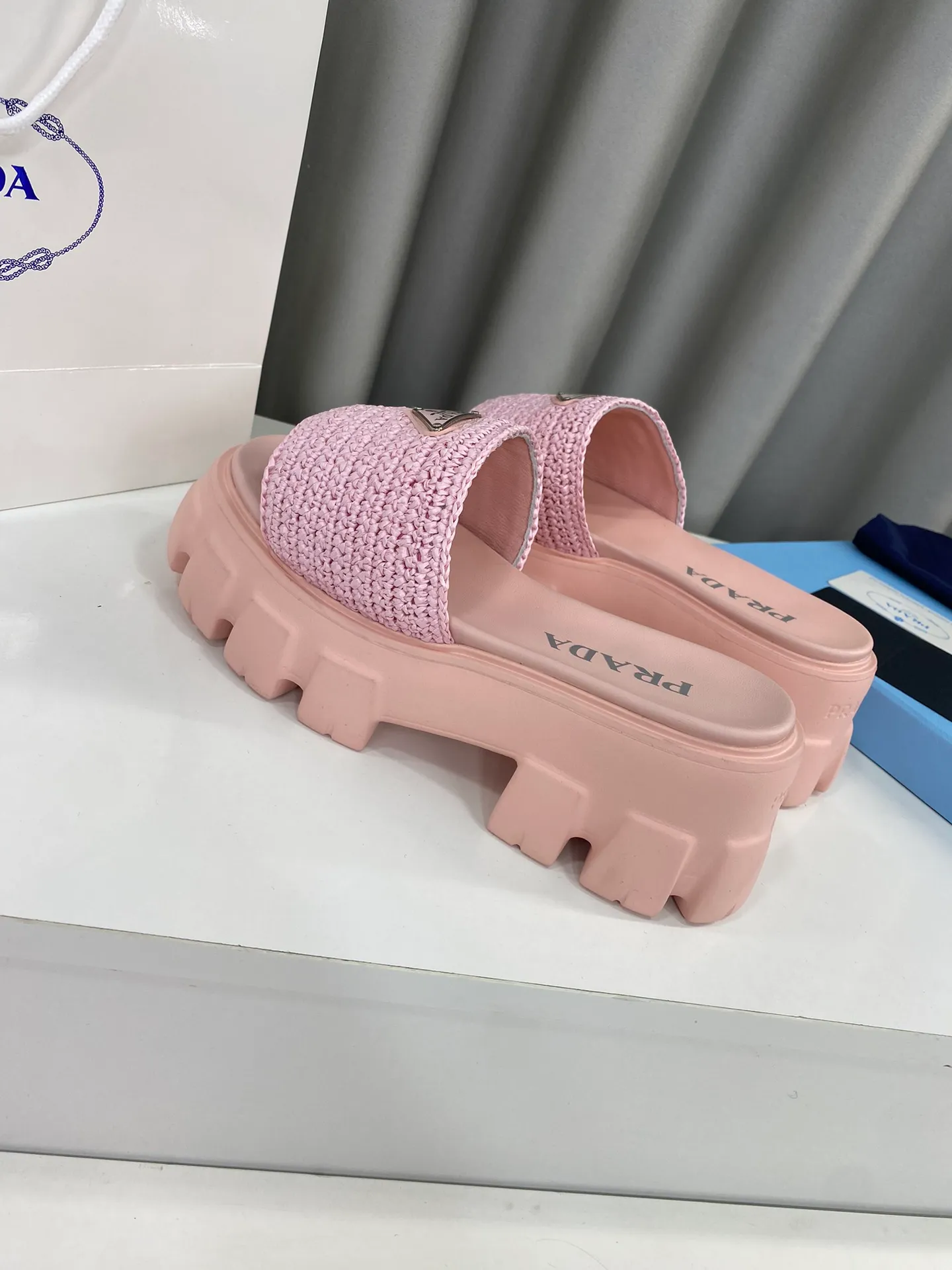 💕💕Factory direct selling price p460💕💕 Prada's latest tooth-woven thick-soled triangle buckle slippers☑️ Latest environmentally friendly PP material, fully handmade crochet, just like knitting sweaters, slow work and meticulous work, retro fashionable thick-soled shoes, with rubber uppers, making the whole pair of shoes light and comfortable. Bright colors, a variety of choices to meet the needs of fashionable people with different styles! The iconic metal triangle logo is paired with the shape of ancient beach slippers. Every design element is fashionable! Size: Women's 35-39 (34, 40, custom-made, non-returnable) Full set of counter original packaging